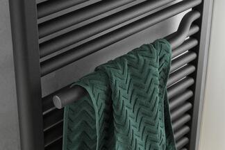 Graphit-schwarzer HSK Designheizkörper mit dunkel-grünem Handtuch