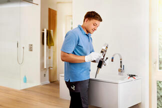 Handwerker Armatur Werkzeug Badezimmer Waschbecken