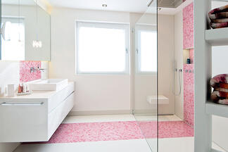 Badezimmer mit Fliesen in rosa