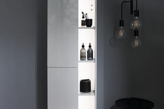 Hochschrank mit Innenbeleuchtung der Serie Badu von burgbad