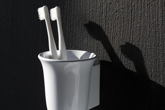 Zahnbürstenhalter aus der Badkollektion The New Classic von Laufen