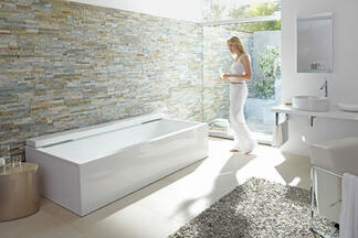 Wanne vor Natursteinwand