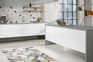 Küche mit gemusterten Wandfliesen