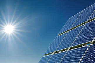 PV-Modul mit Himmel  und Sonne im Hintergrund