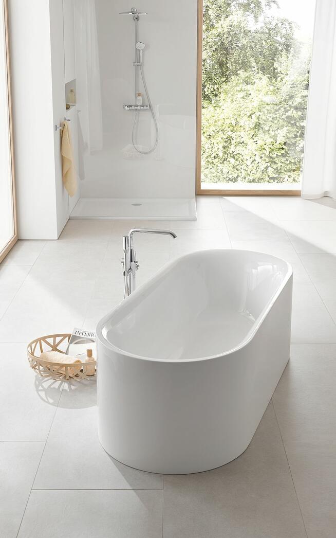 Weiße Badewanne der Linie Essence von GROHE 