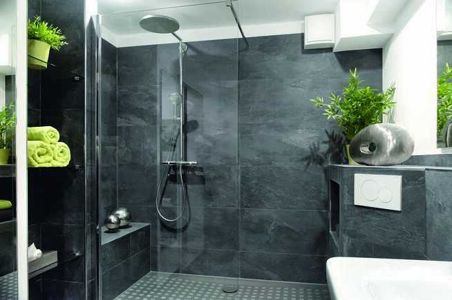Geräumige Dusche mit Sitzgelegenheit