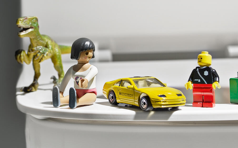 Spielzeug auf Toilettenrand