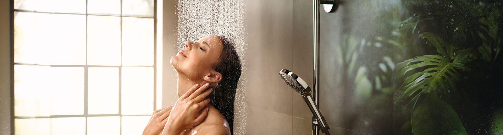 Hansgrohe Raindance Powderrain Frau Header