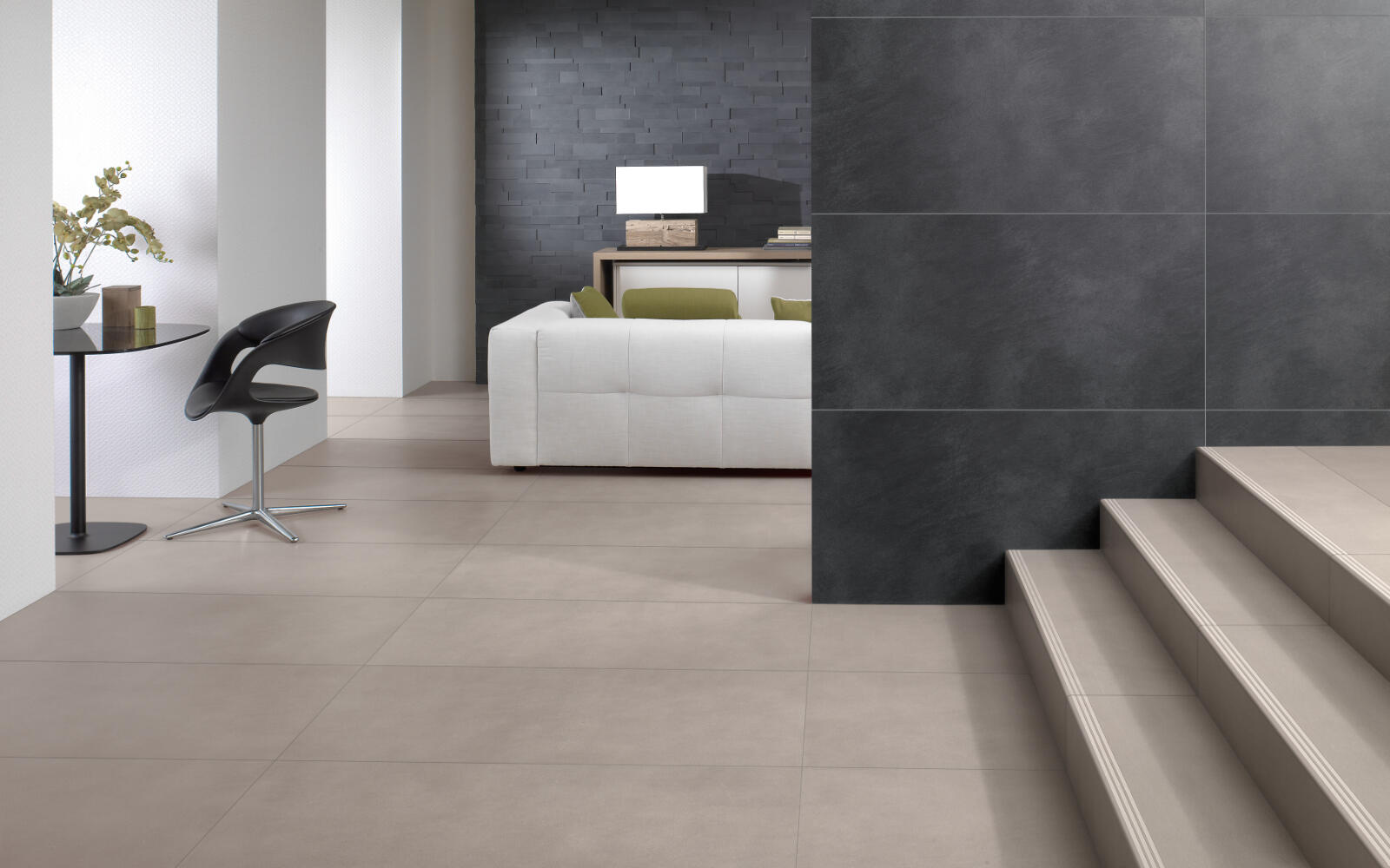 Treppe mit Fliesen im Schlafzimmer