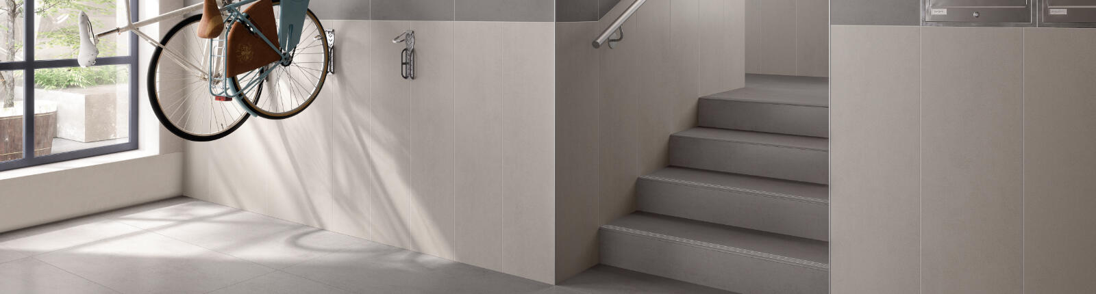 Treppenhaus mit gefliesten Treppen