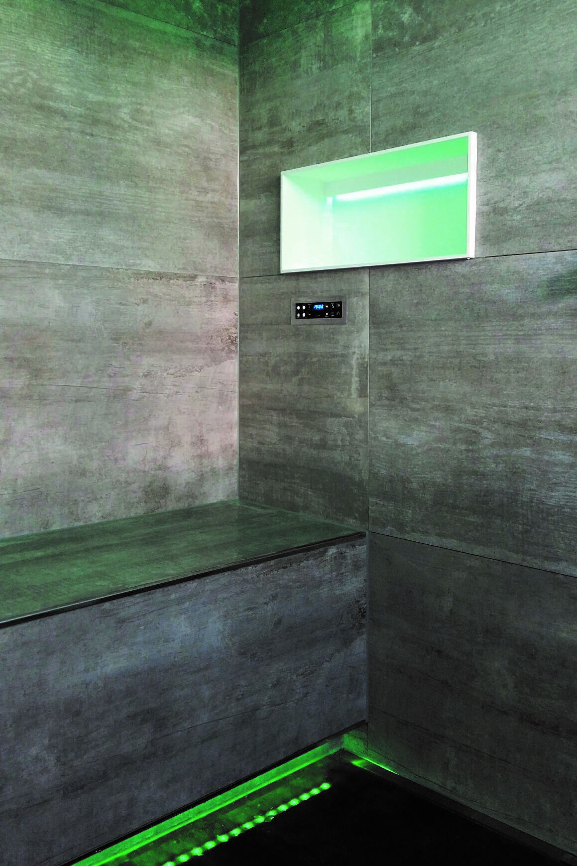 Dampfdusche mit grünem Regal