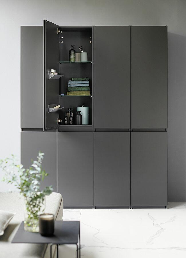 Dunkler Hochschrank der Kollektion Lin20 von burgbad