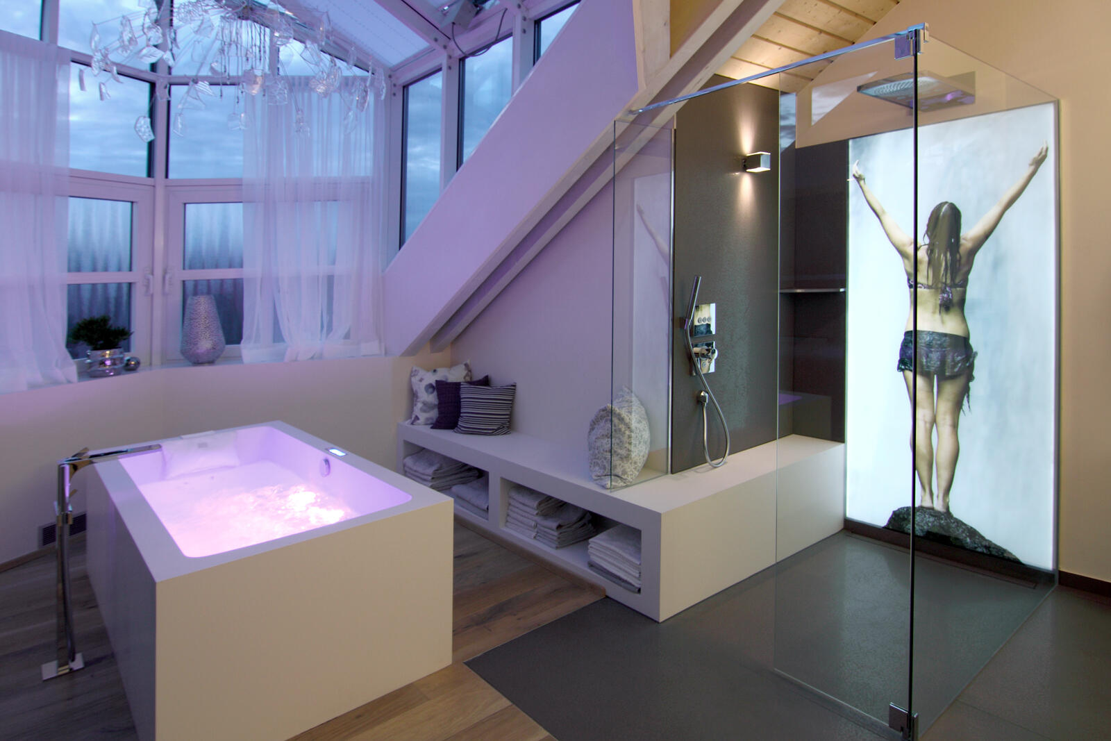 Whirlwanne mit LEDs und Dusche mit hinterleuchtetem Wandbild