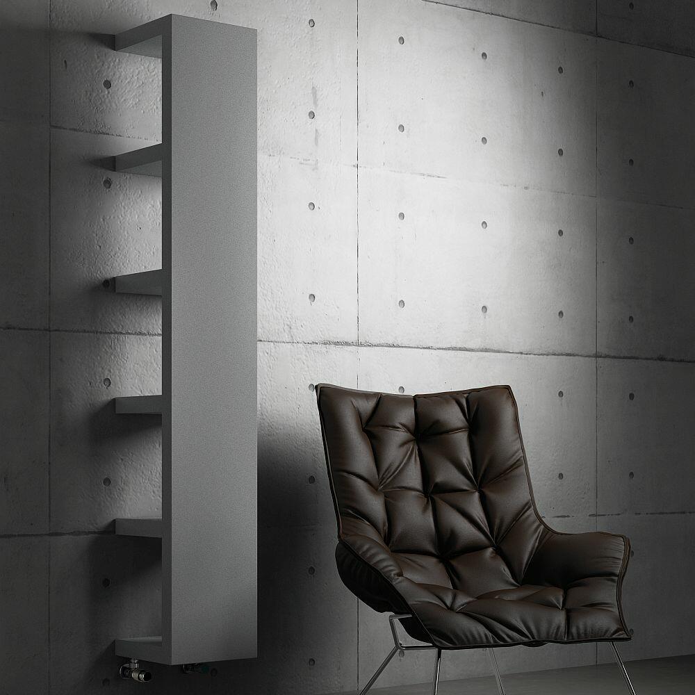 Quadraqua von BEMM neben einem gepolsterten Lederstuhl