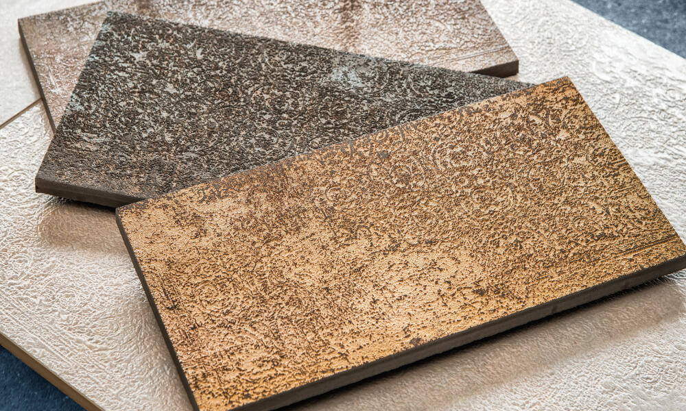 Fliesen mit Oberflächenstruktur