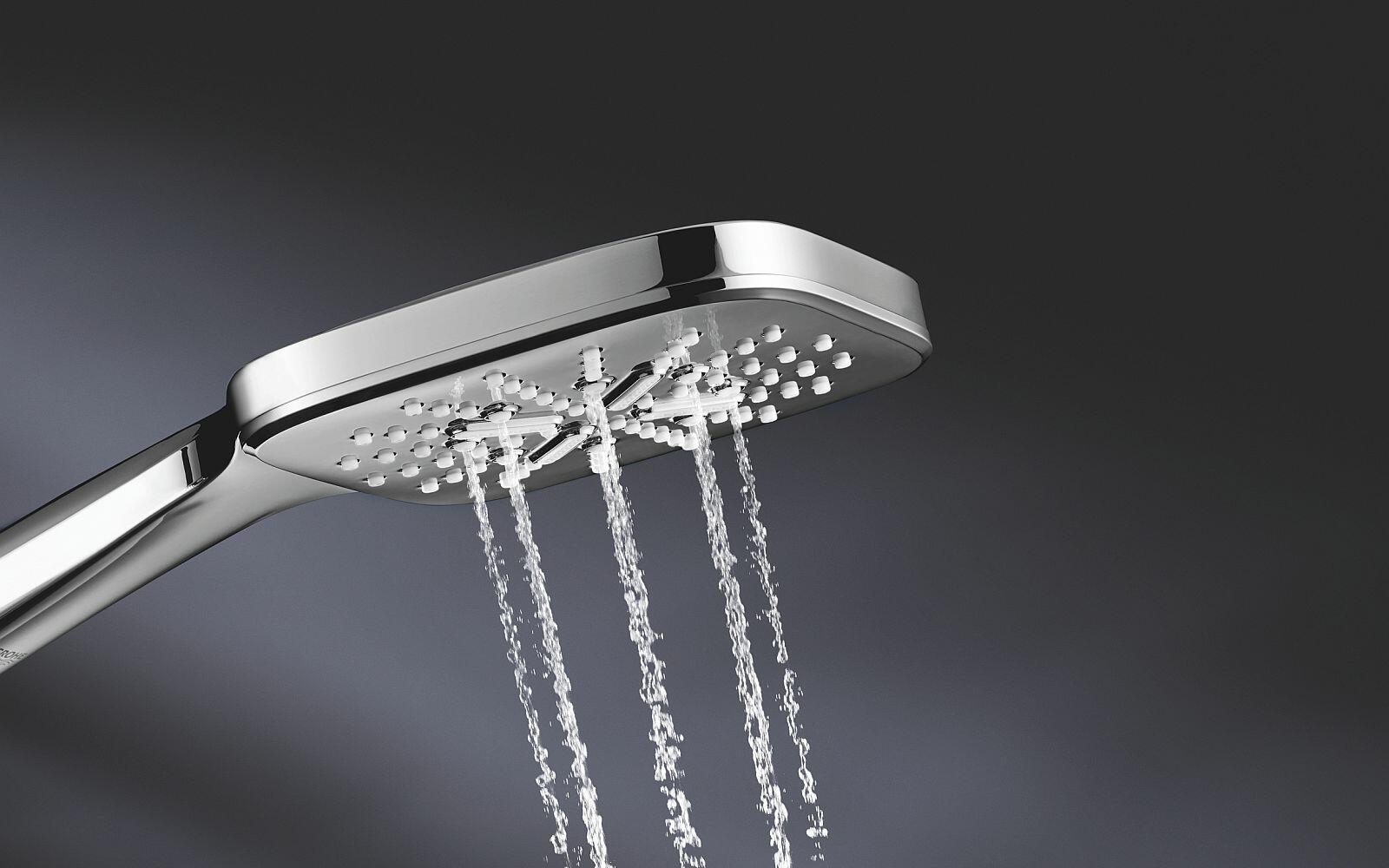 Nahaufnahme Duschbrause mit Wasserstrahl