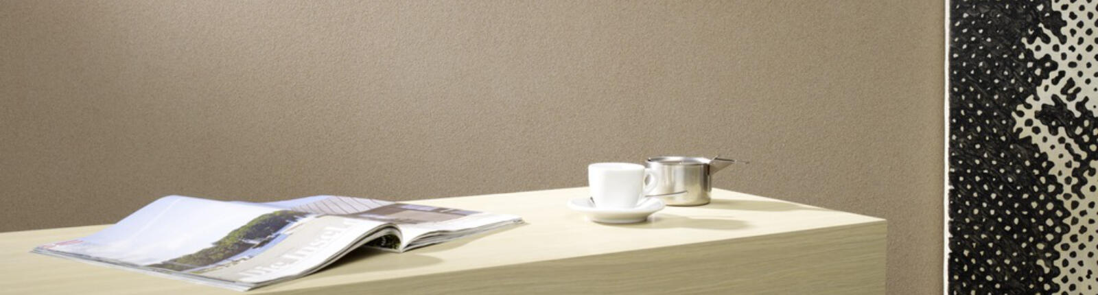 Wand mit schmalem Wandtisch