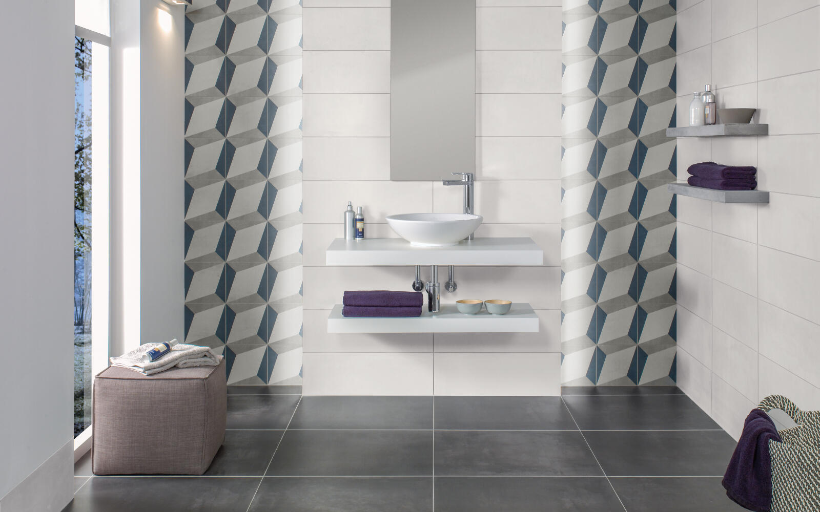 Bad mit gemusterten Fliesen