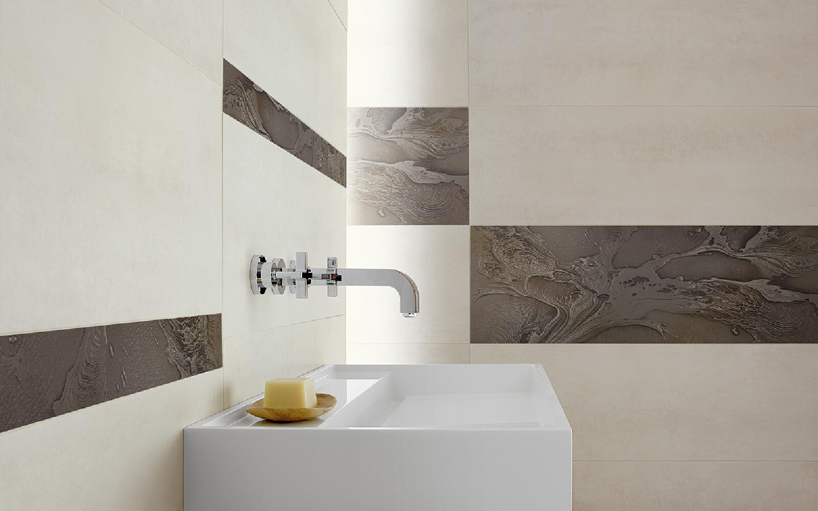 Strukturfliesen als Akzente an der Wand im Bad