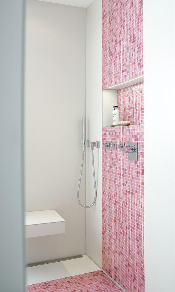 Dusche mit Glasmosaik