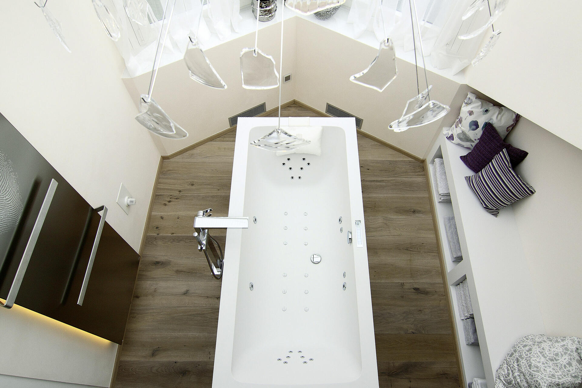 Wanne mit baYou Whirlsystem und Heizkörper Plawa Purline von BEMM 