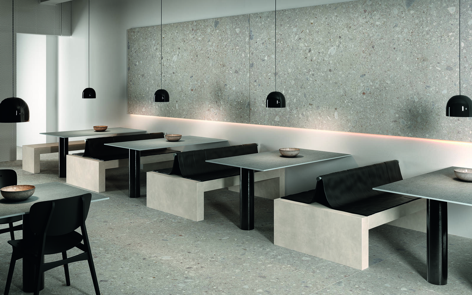 Kantine mit Sitzgruppen und großen Fliesen von Marazzi