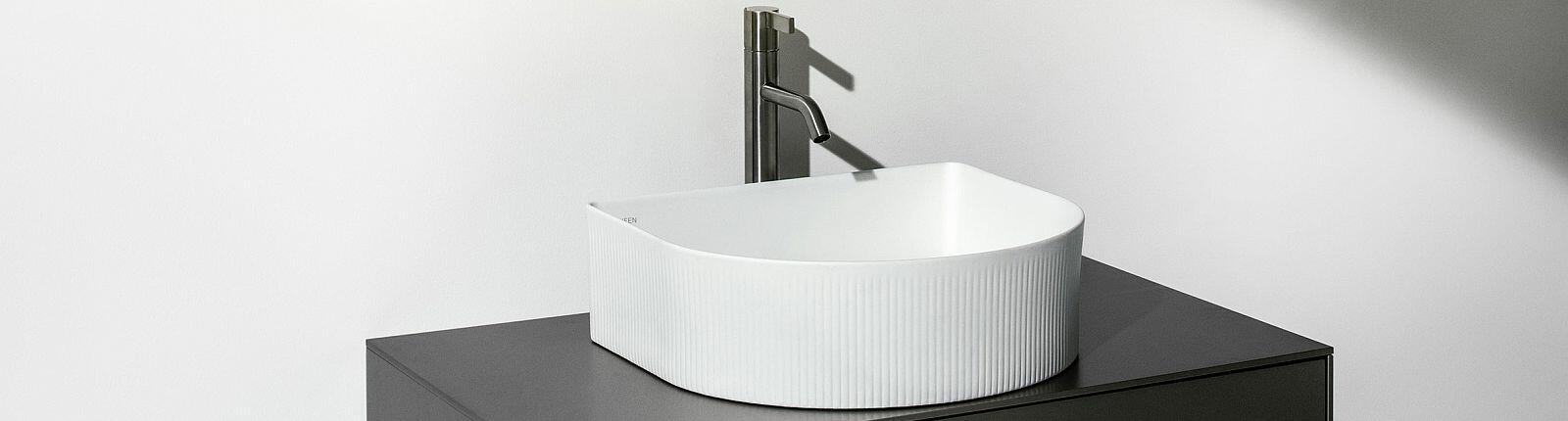 Das Waschtischmodell Sonar inklusive Armatur 