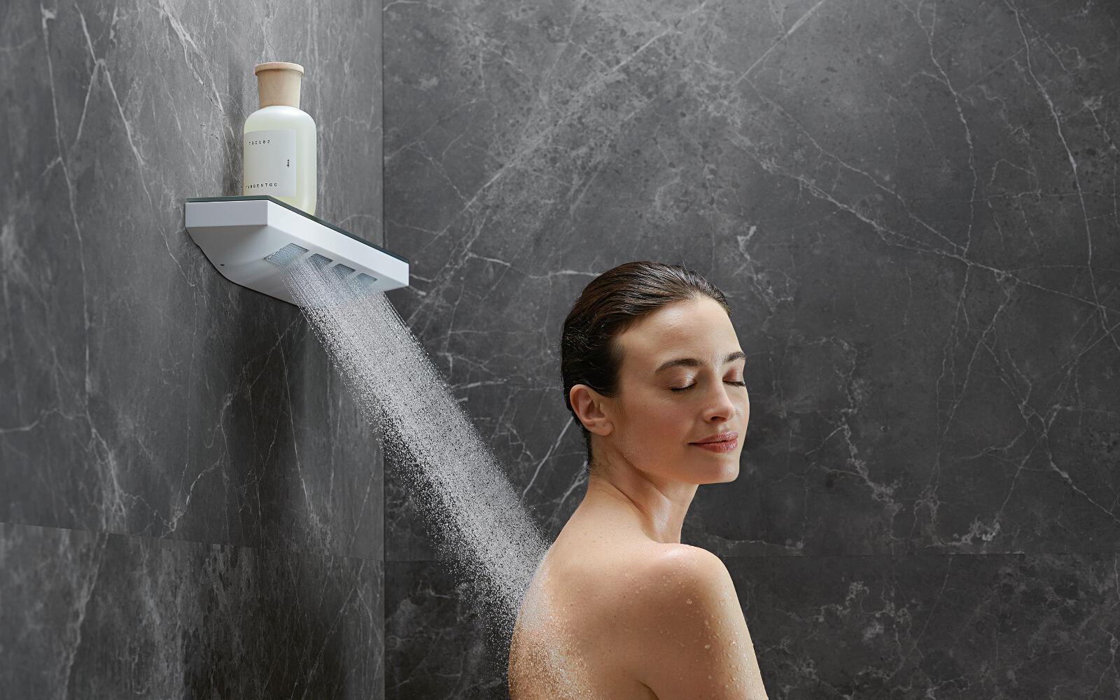 Frau beim Duschen mit der Schulterbrause von Hansgrohe