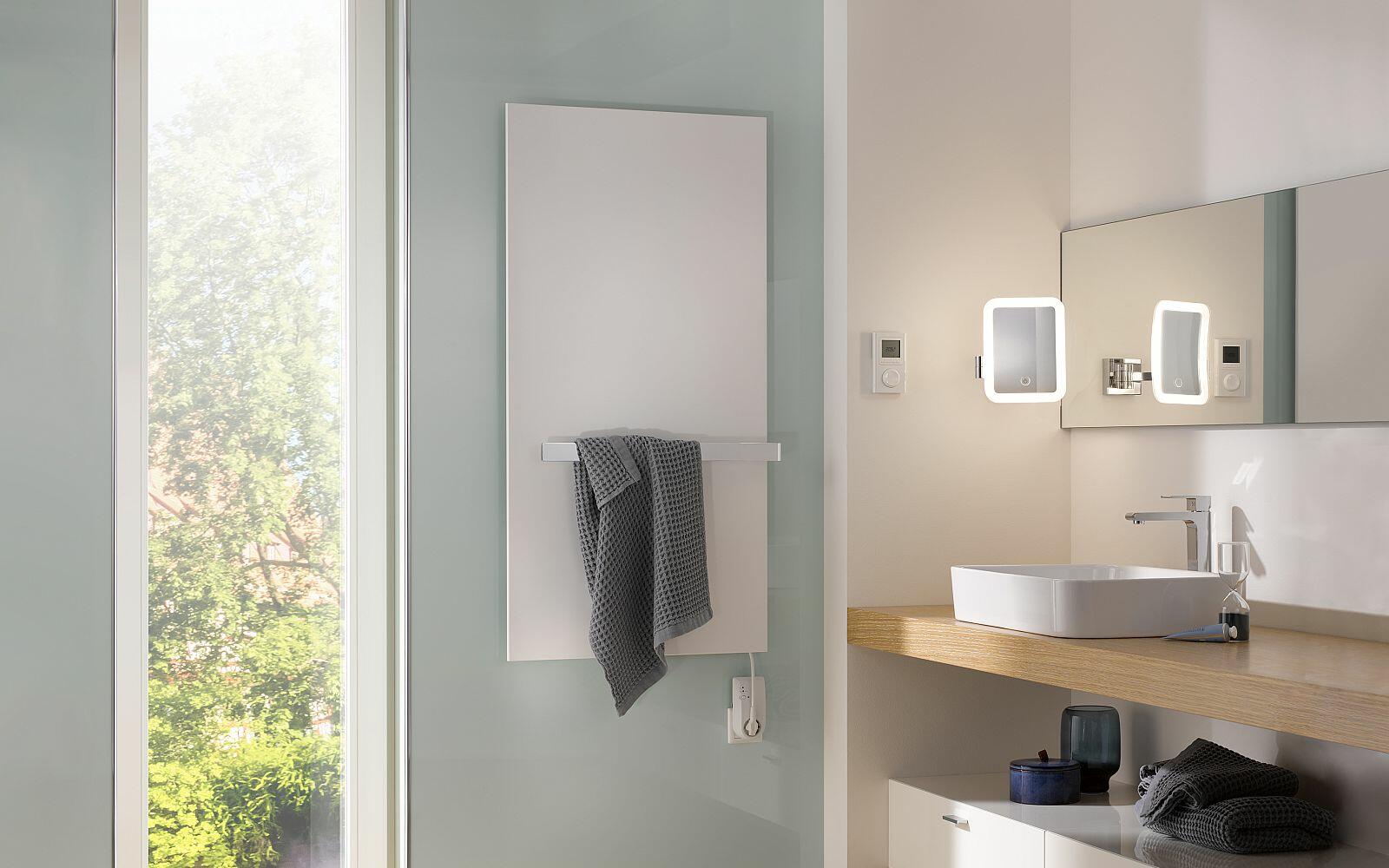 Weißer Handtuchhalter und Designheizkörper Retango von HSK