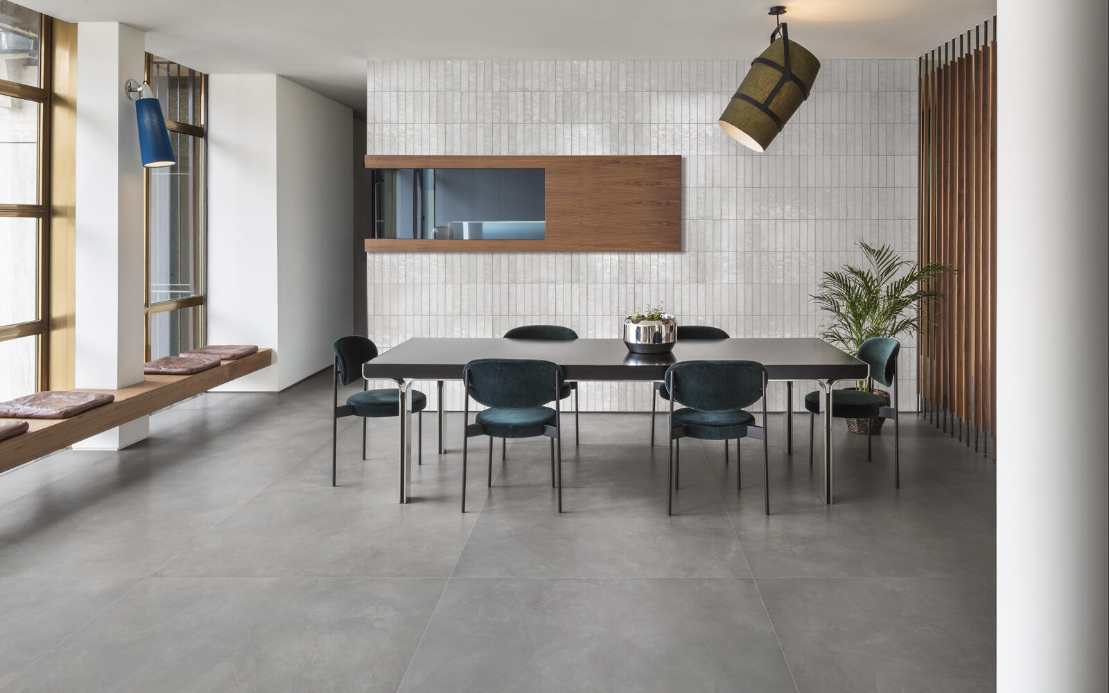 Kantine mit großen Fliesen von Marazzi