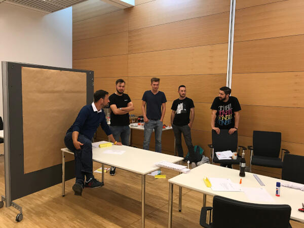 Coach Max von Düring mit Azubis bei Persönlichkeitstraining