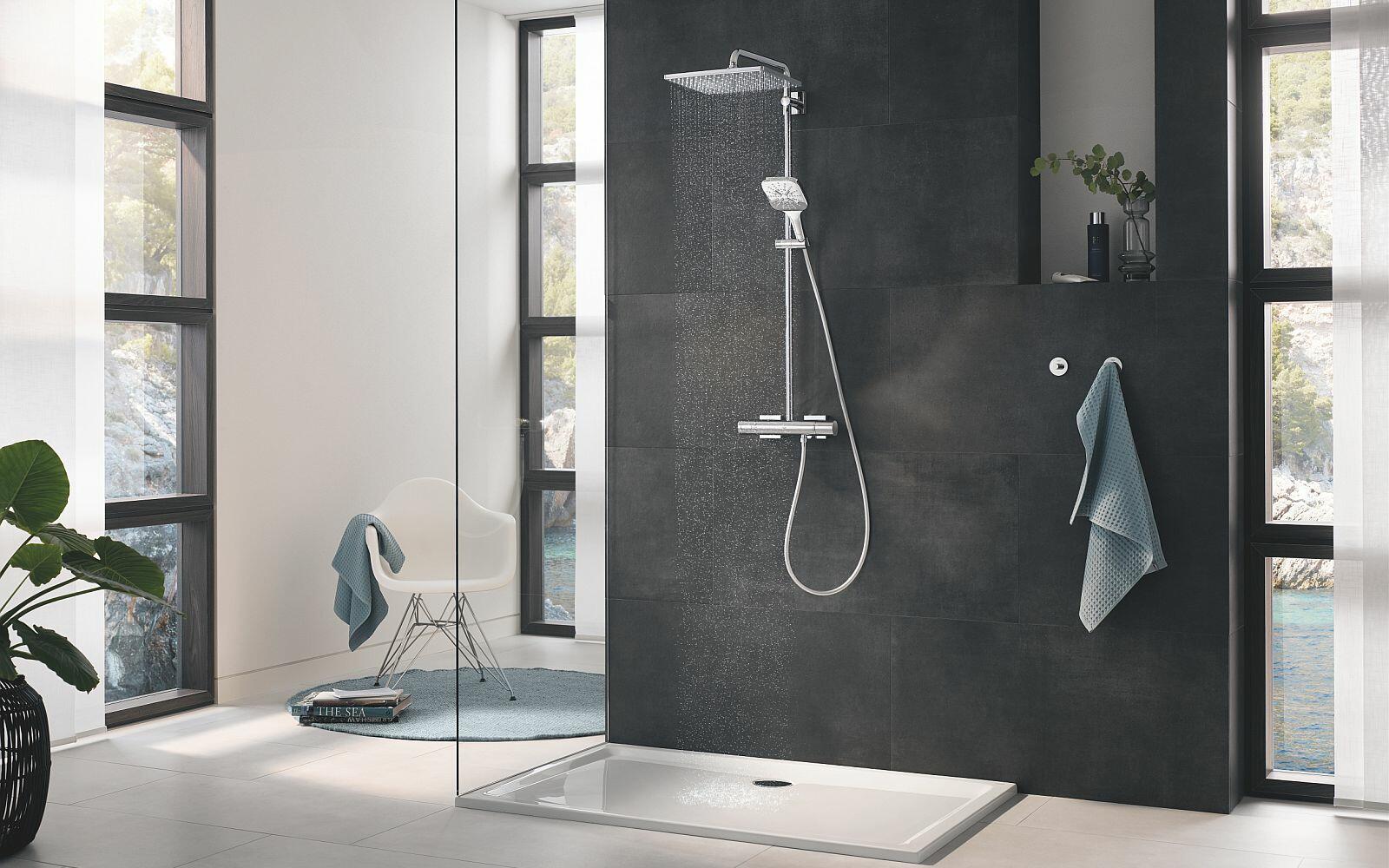 Zweifarbige Badgestaltung (weißgrau/grauschwarz) mit silberner Duscharmatur