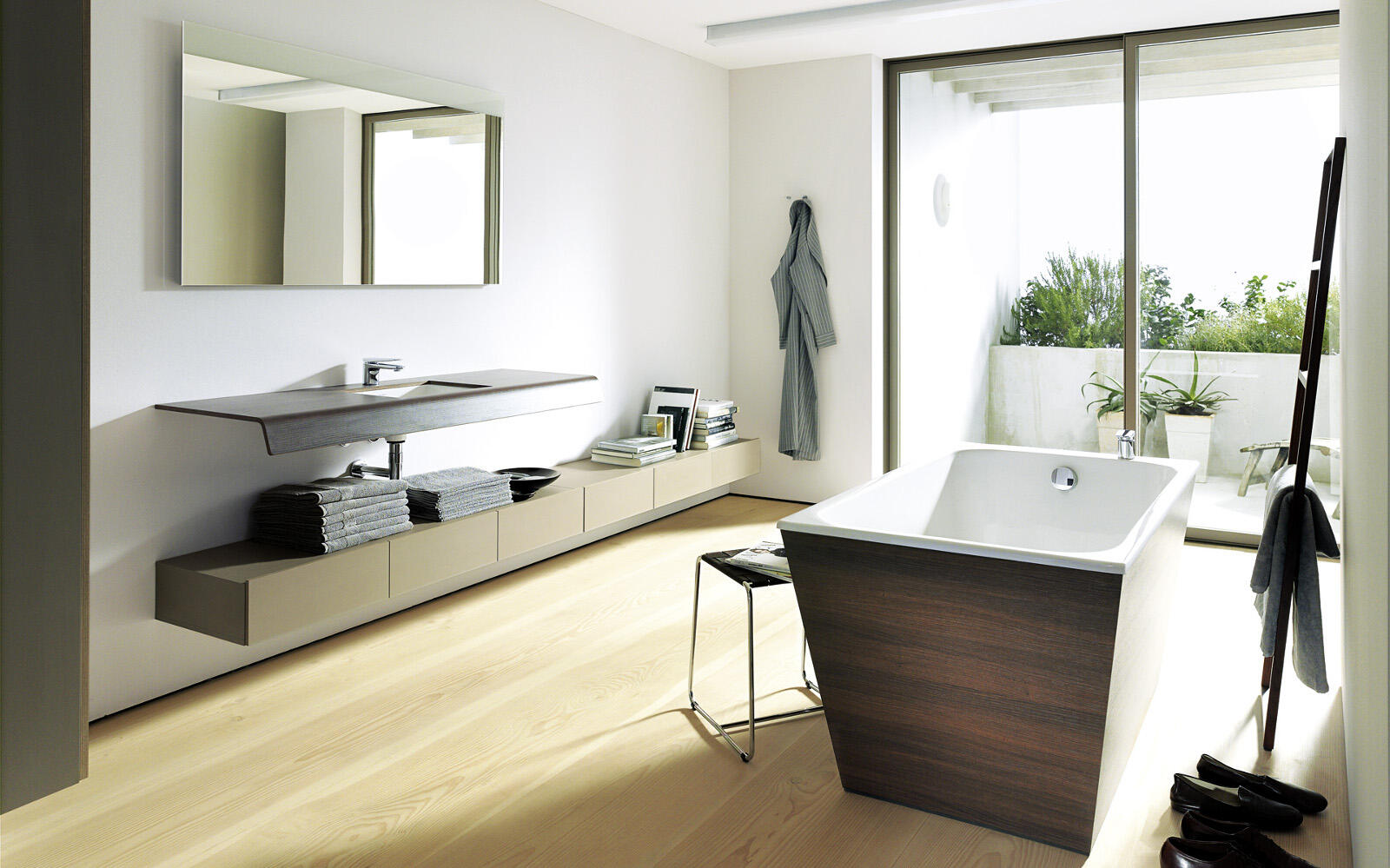 Gemütliches Badezimmer mit Holz